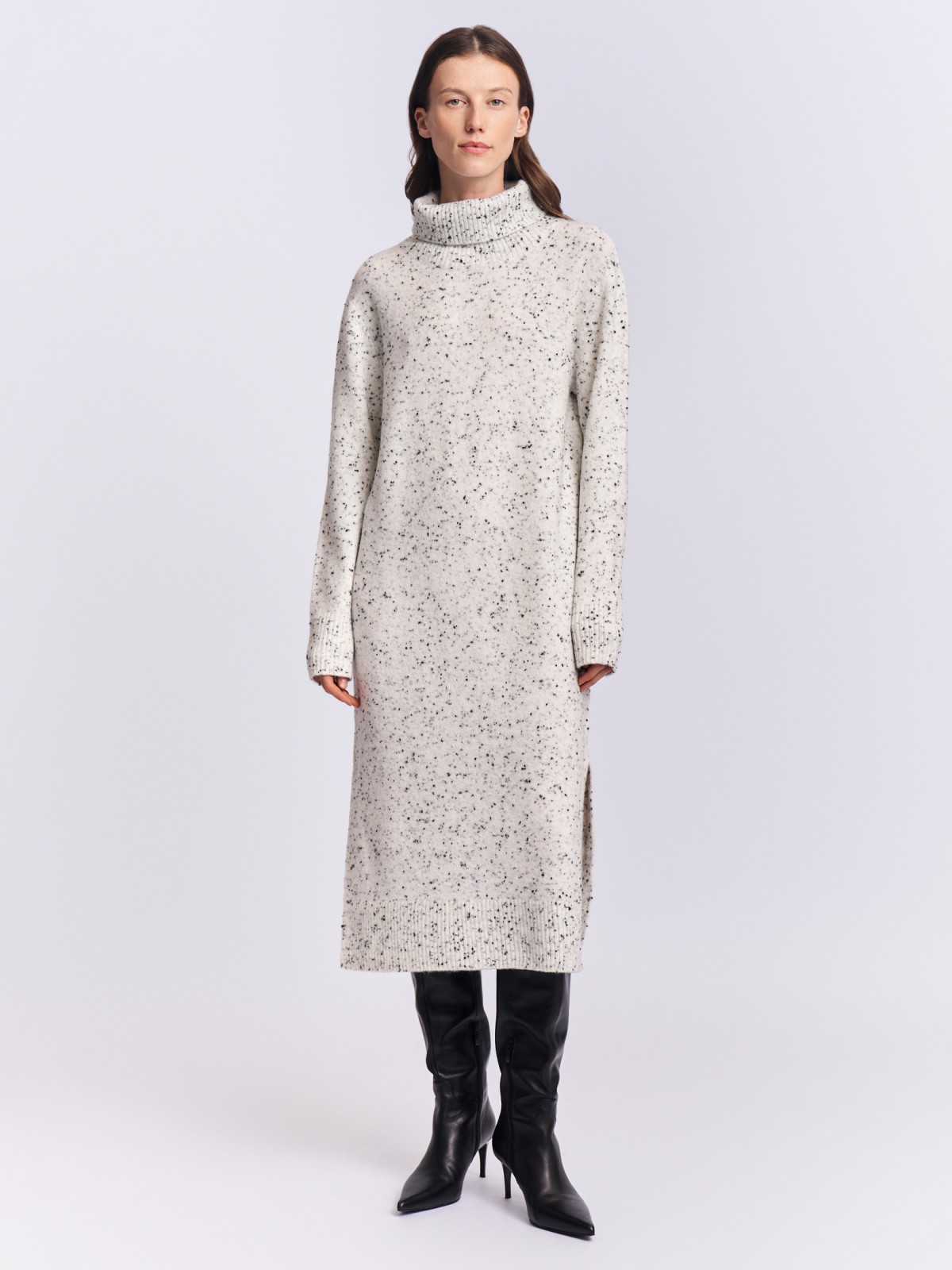 Вязаное платье-свитер с горлом