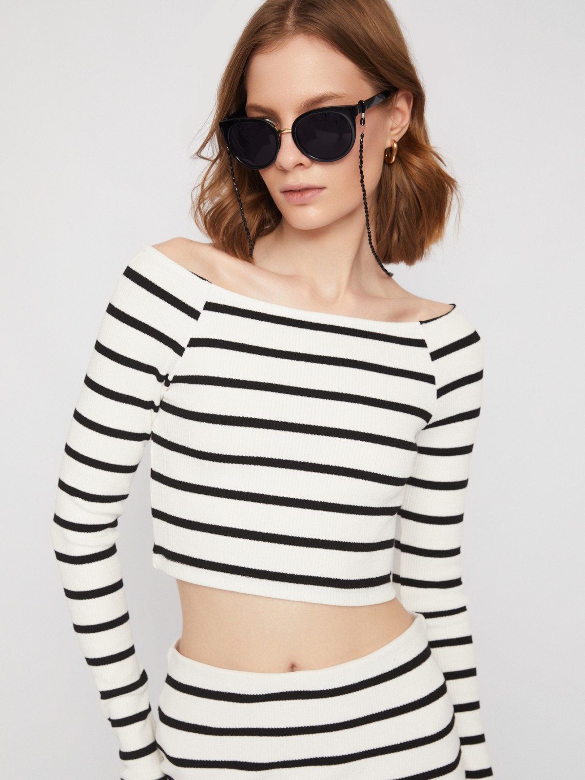 Кроп топ-тельняшка с узором в полоску с открытыми плечами