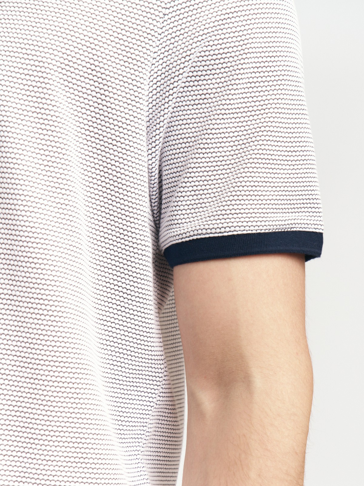 Однотонная базовая футболка из трикотажа