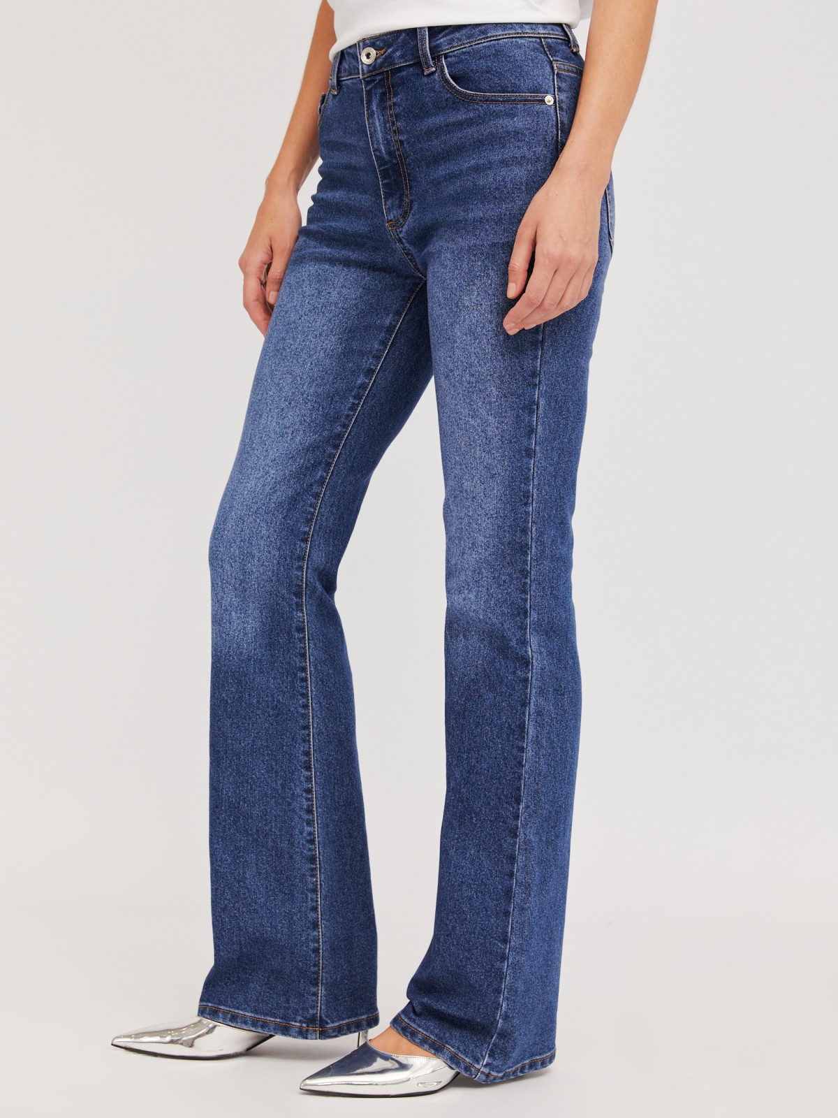 Джинсы силуэта Bootcut со средней посадкой