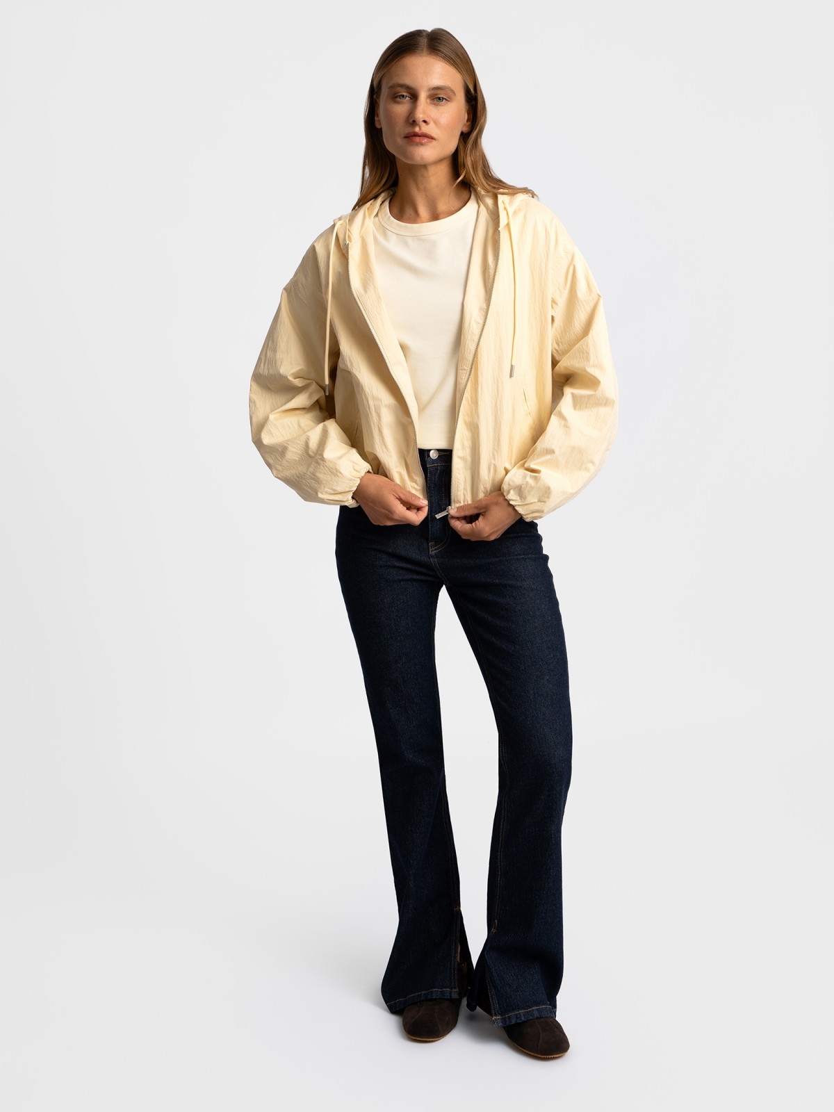 Куртка-ветровка с капюшоном без утеплителя