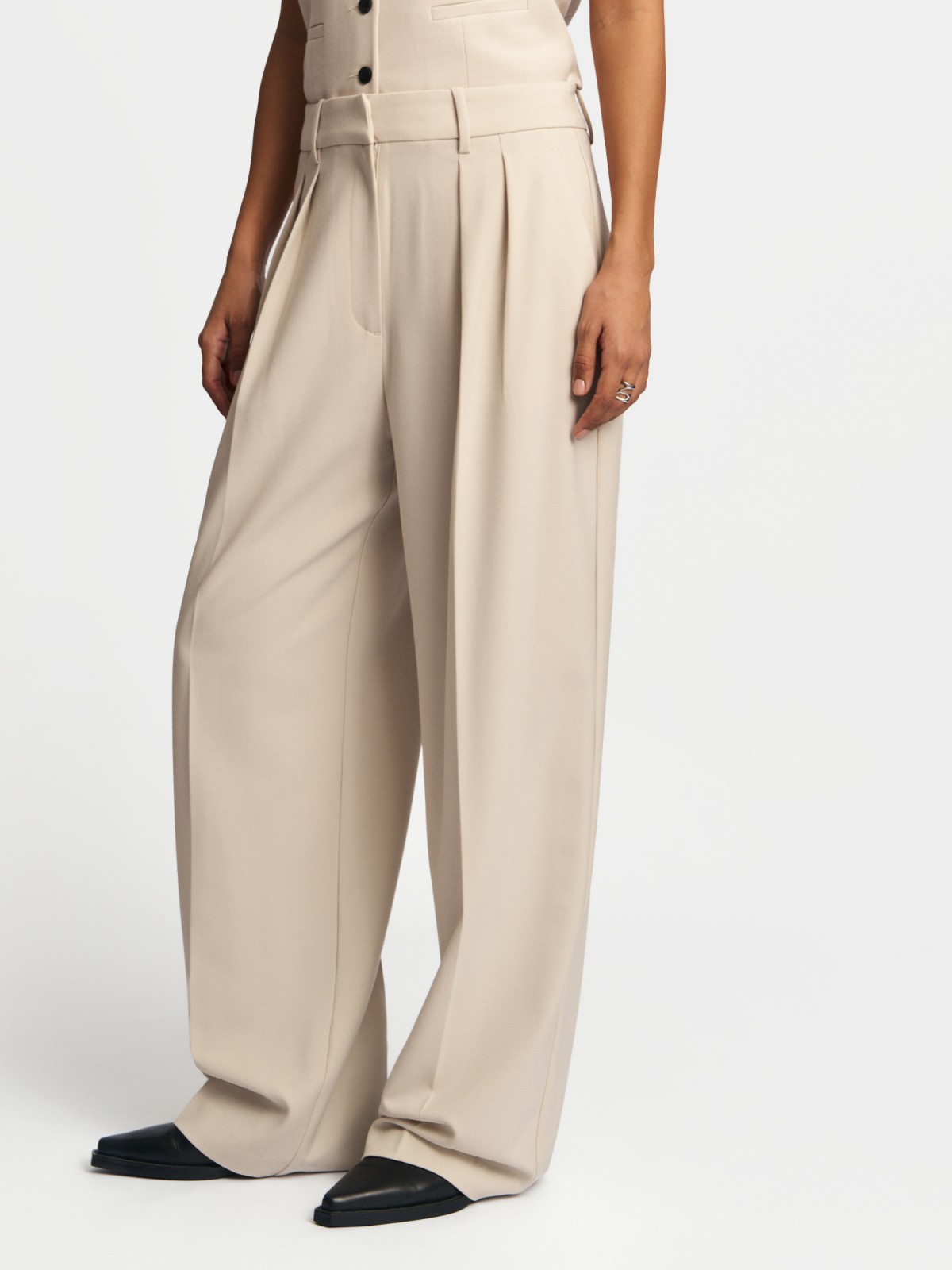 Брюки прямого силуэта с защипами