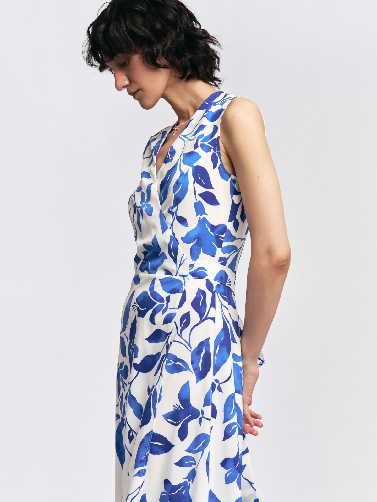 Платье длины макси без рукавов с запахом