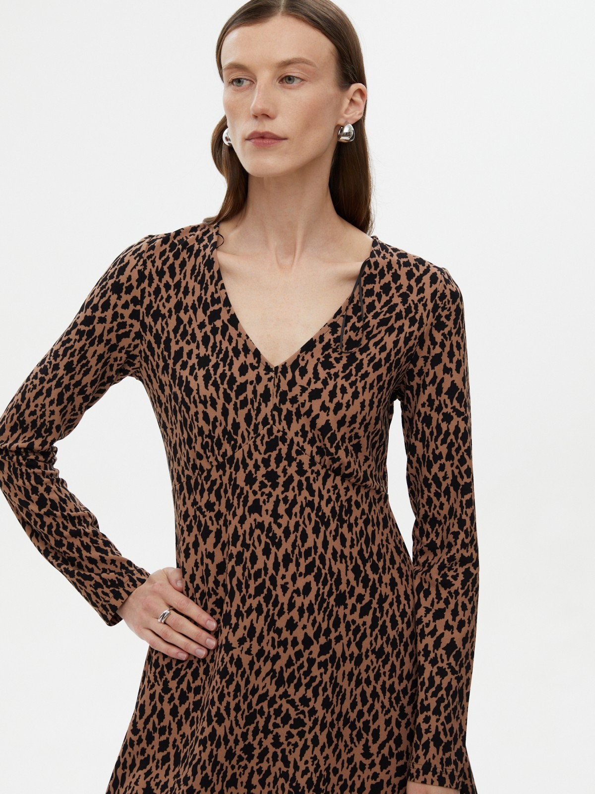 Платье длины мини с вырезом и принтом