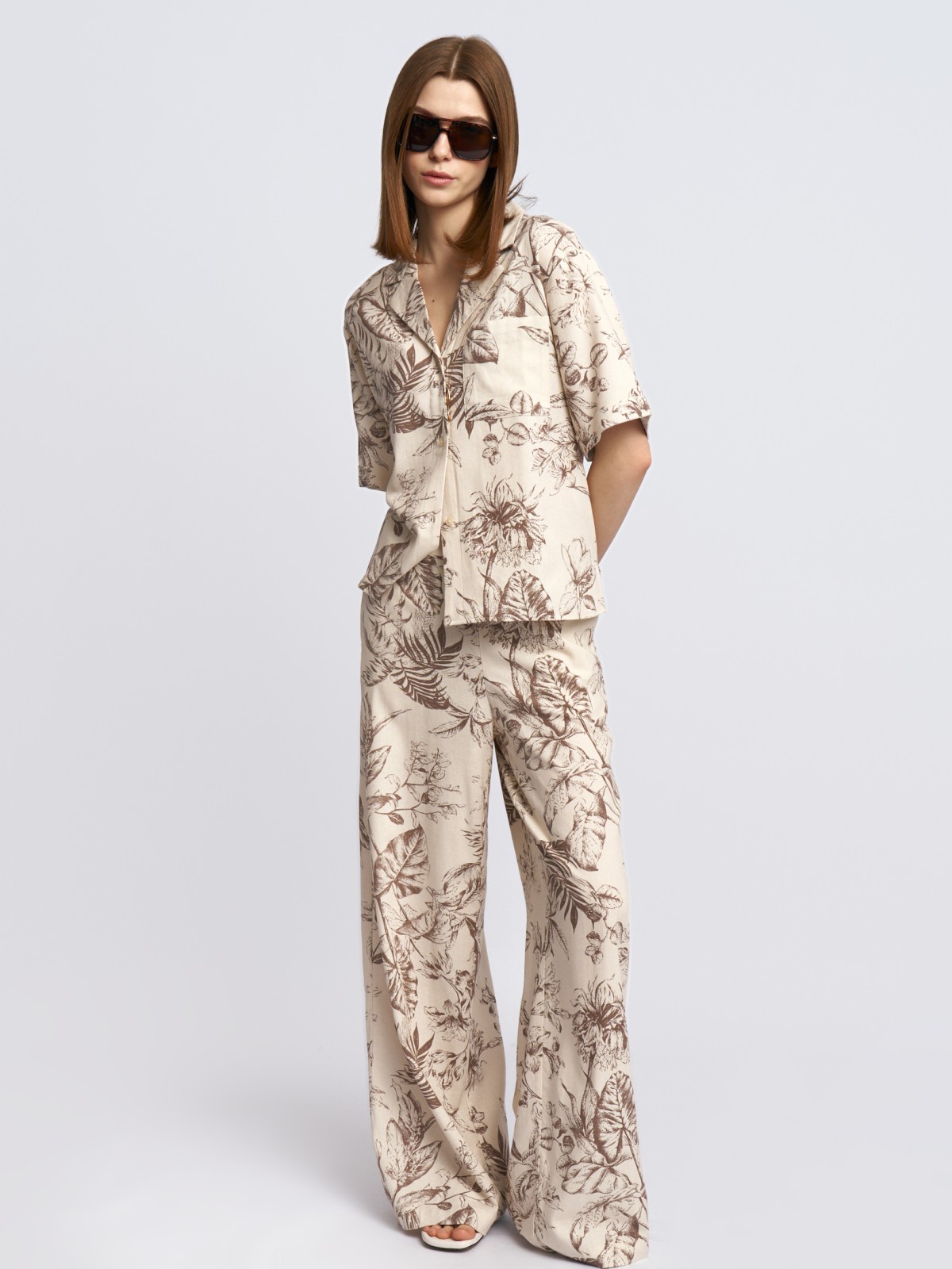 Льняные брюки на резинке с принтом