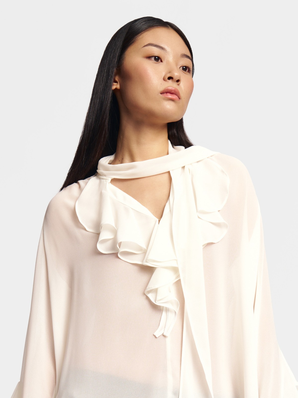 Шифоновая блузка с воланами и бантом