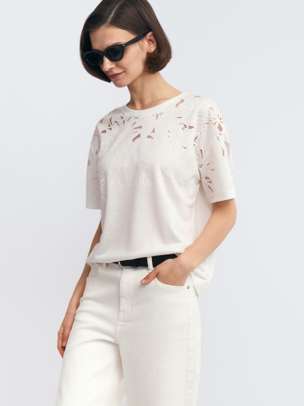 Футболка с ажурным узором на кокетке и рукавах