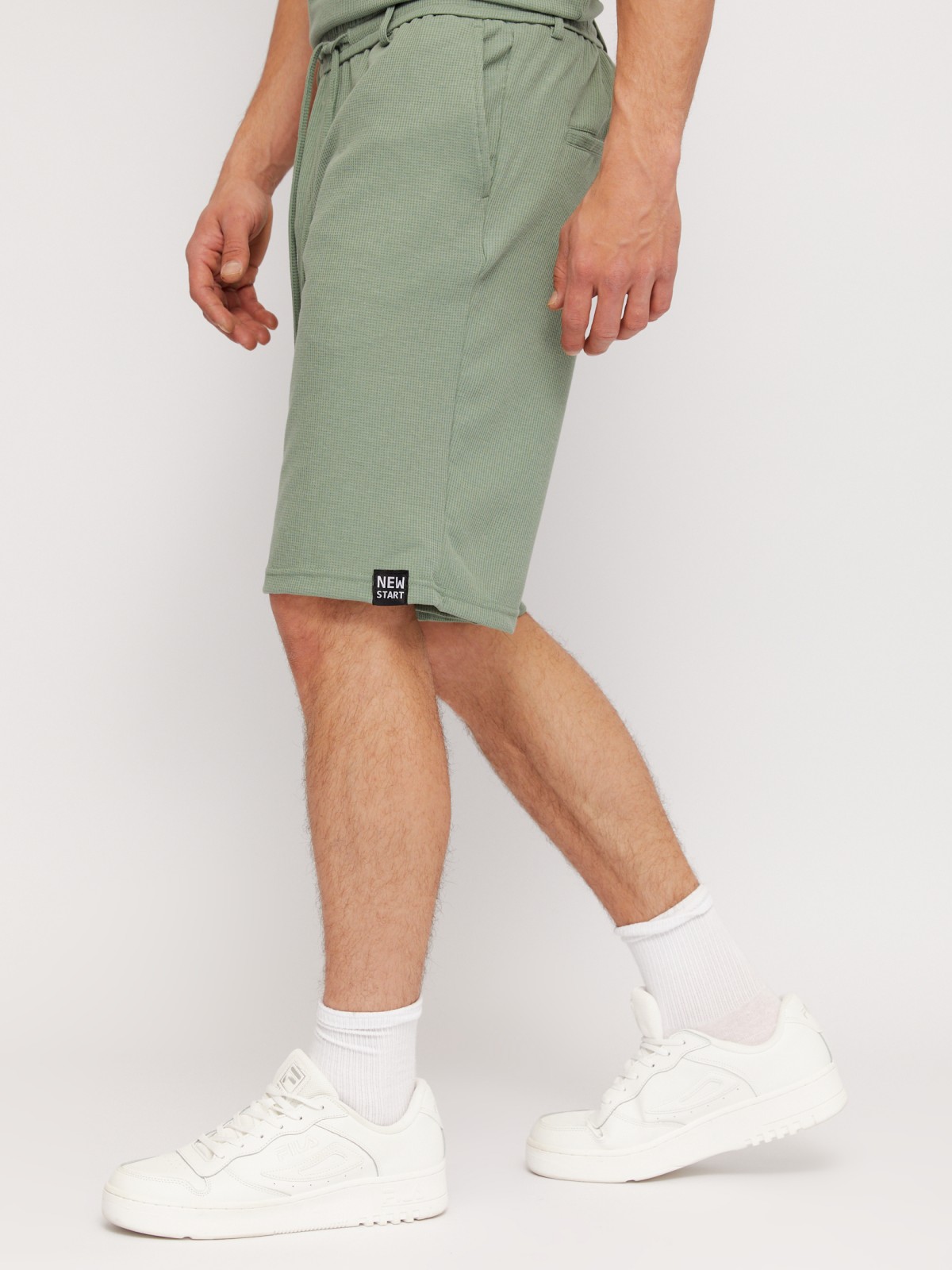 Трикотажные шорты на резинке