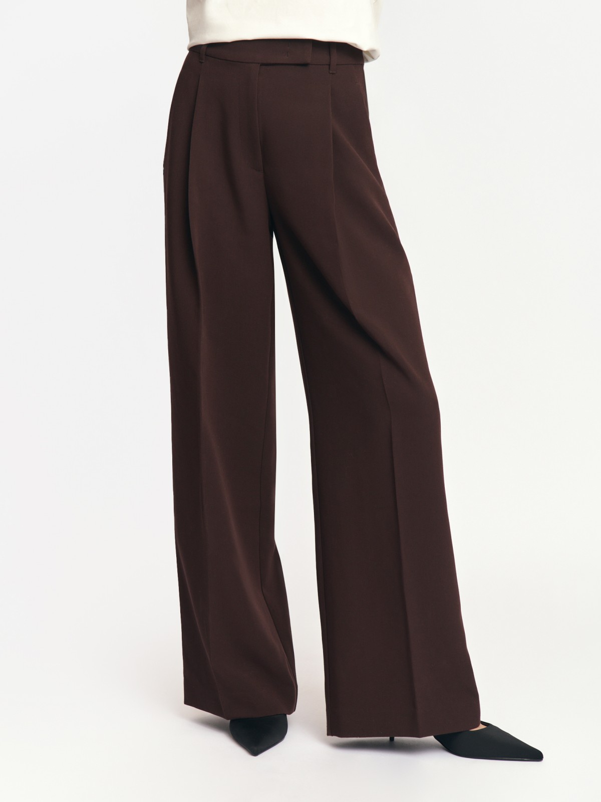 Брюки прямого силуэта с защипами