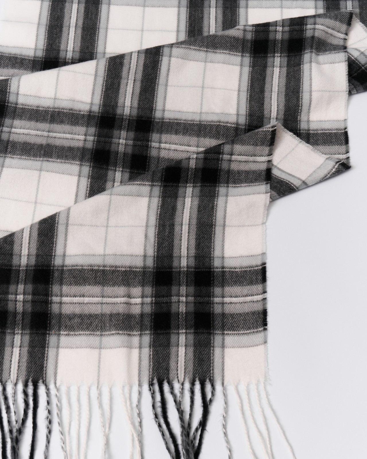 Тканевый шарф в клетку с бахромой