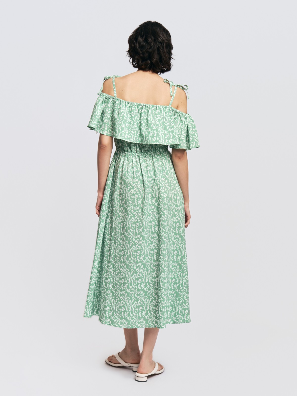 Платье-сарафан с открытыми плечами и разрезом