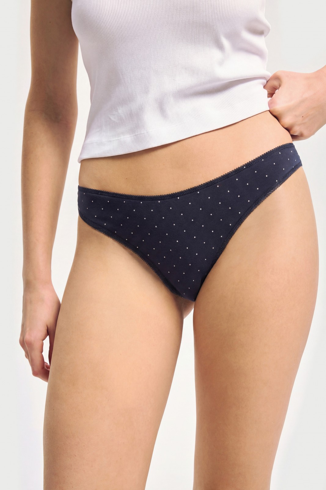 Набор трусов-стрингов (3 шт. в комплекте)