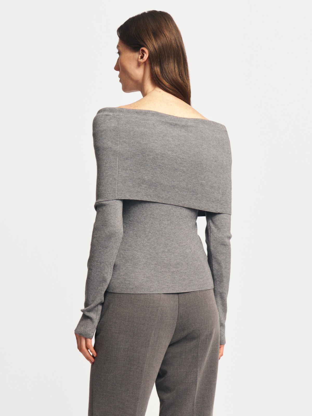 Трикотажный джемпер с открытыми плечами