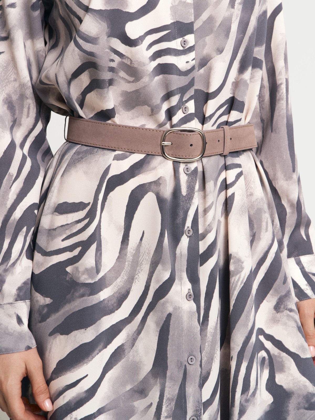 Платье-рубашка макси с принтом и ремнём