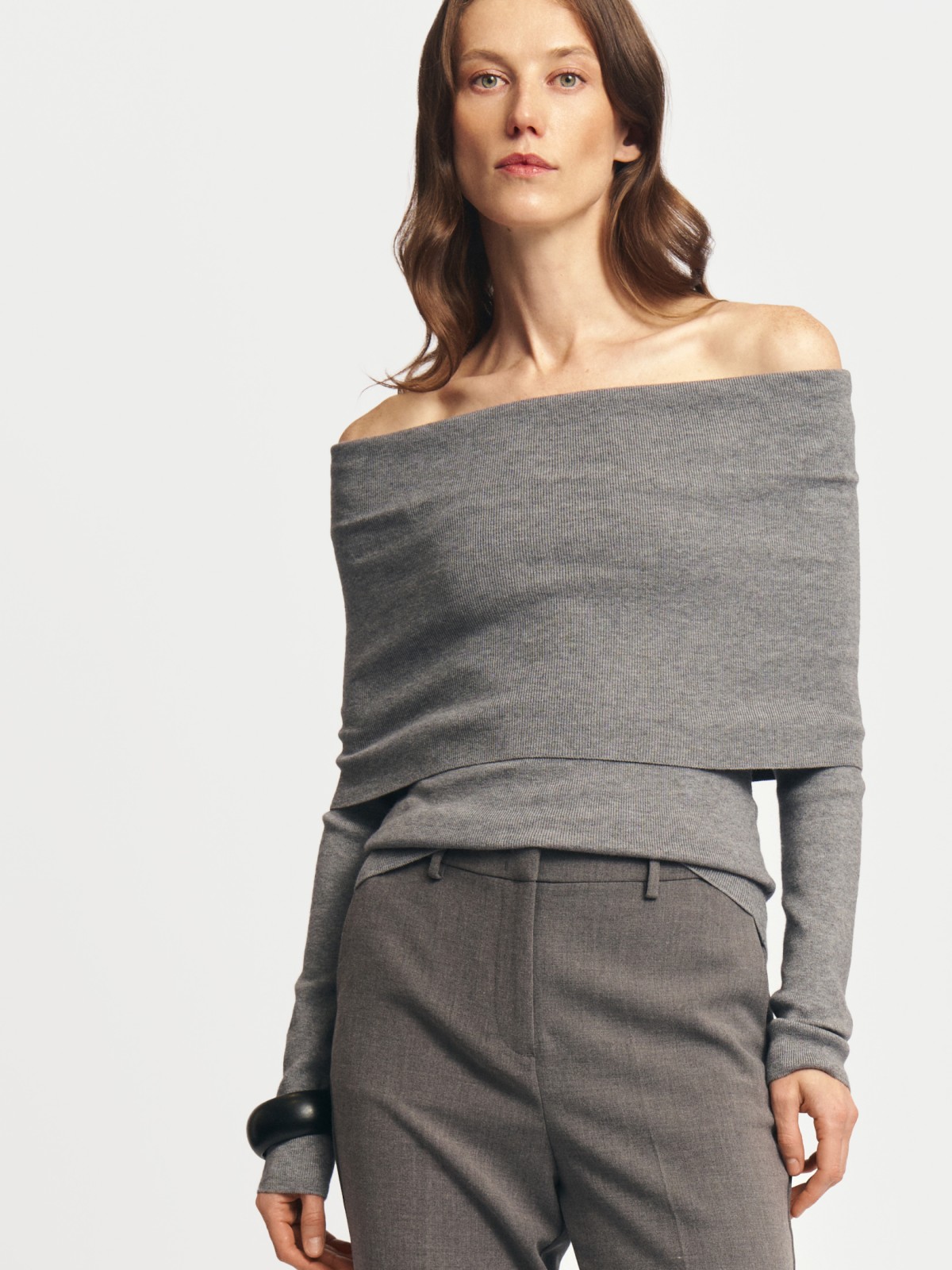 Трикотажный джемпер с открытыми плечами