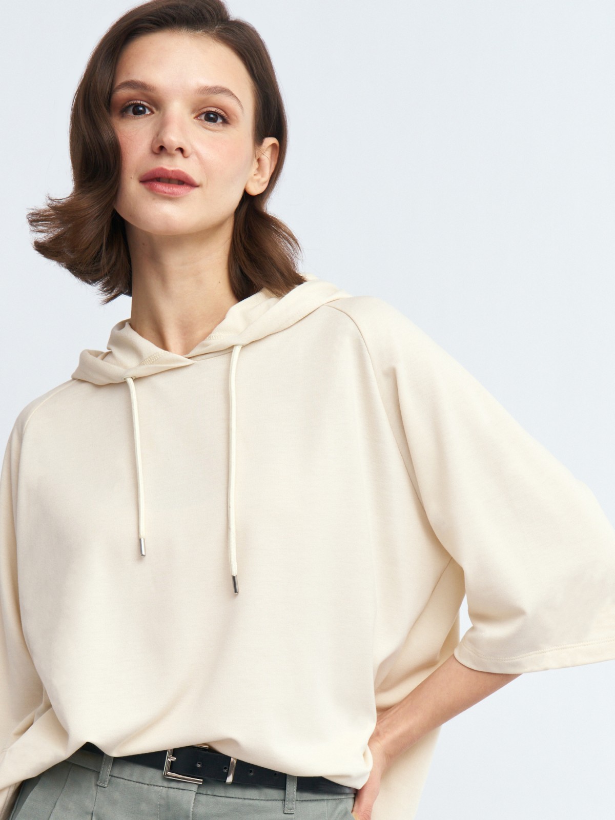 Футболка оверсайз с капюшоном и рукавами реглан