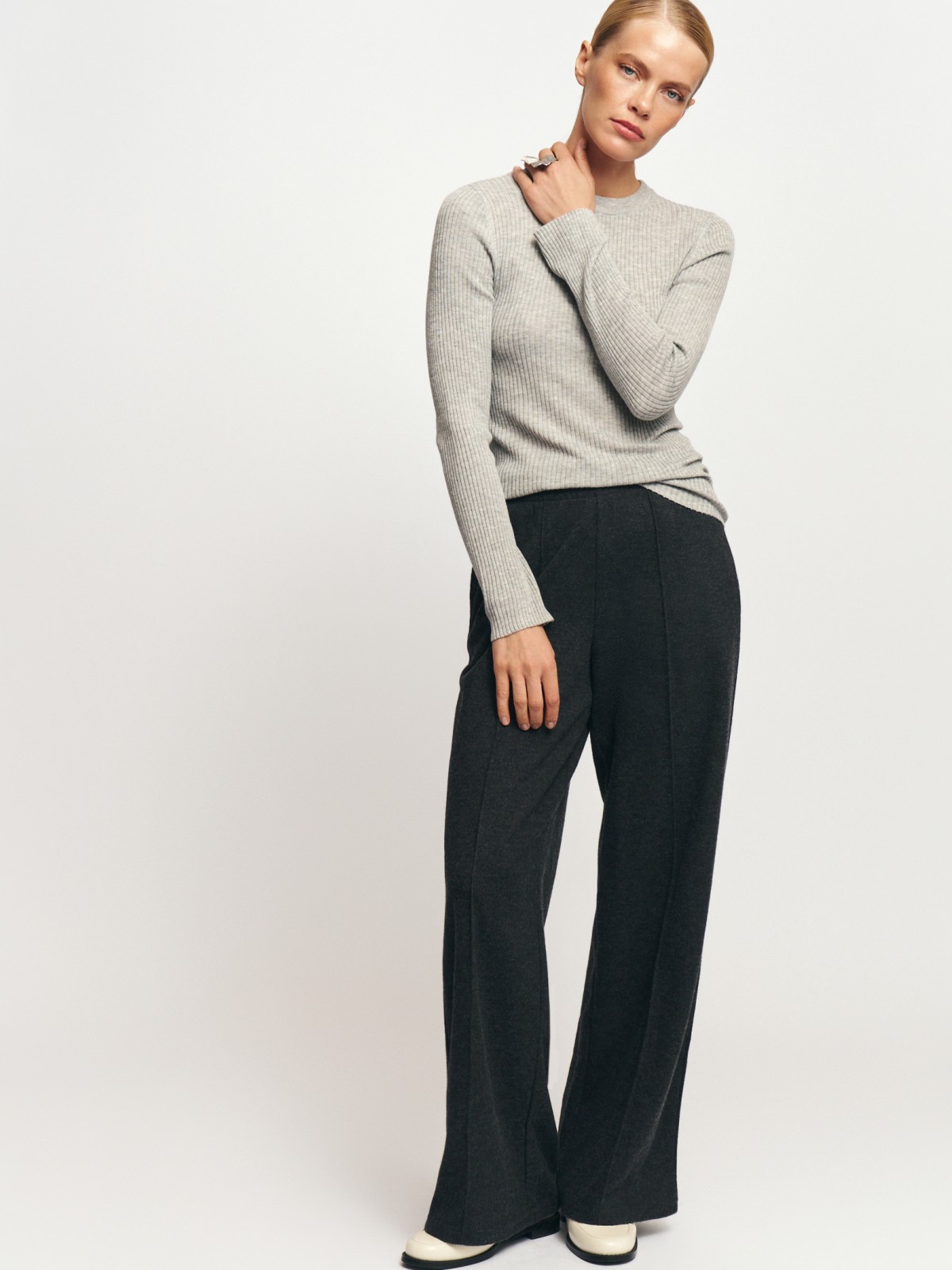 Трикотажные брюки на резинке со стрелками