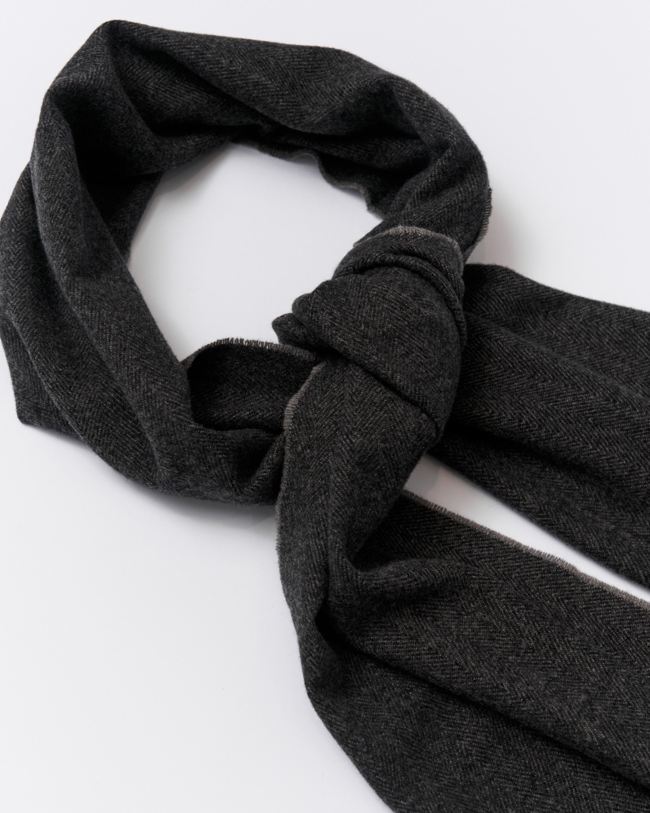 Тканевый шарф с длинной бахромой