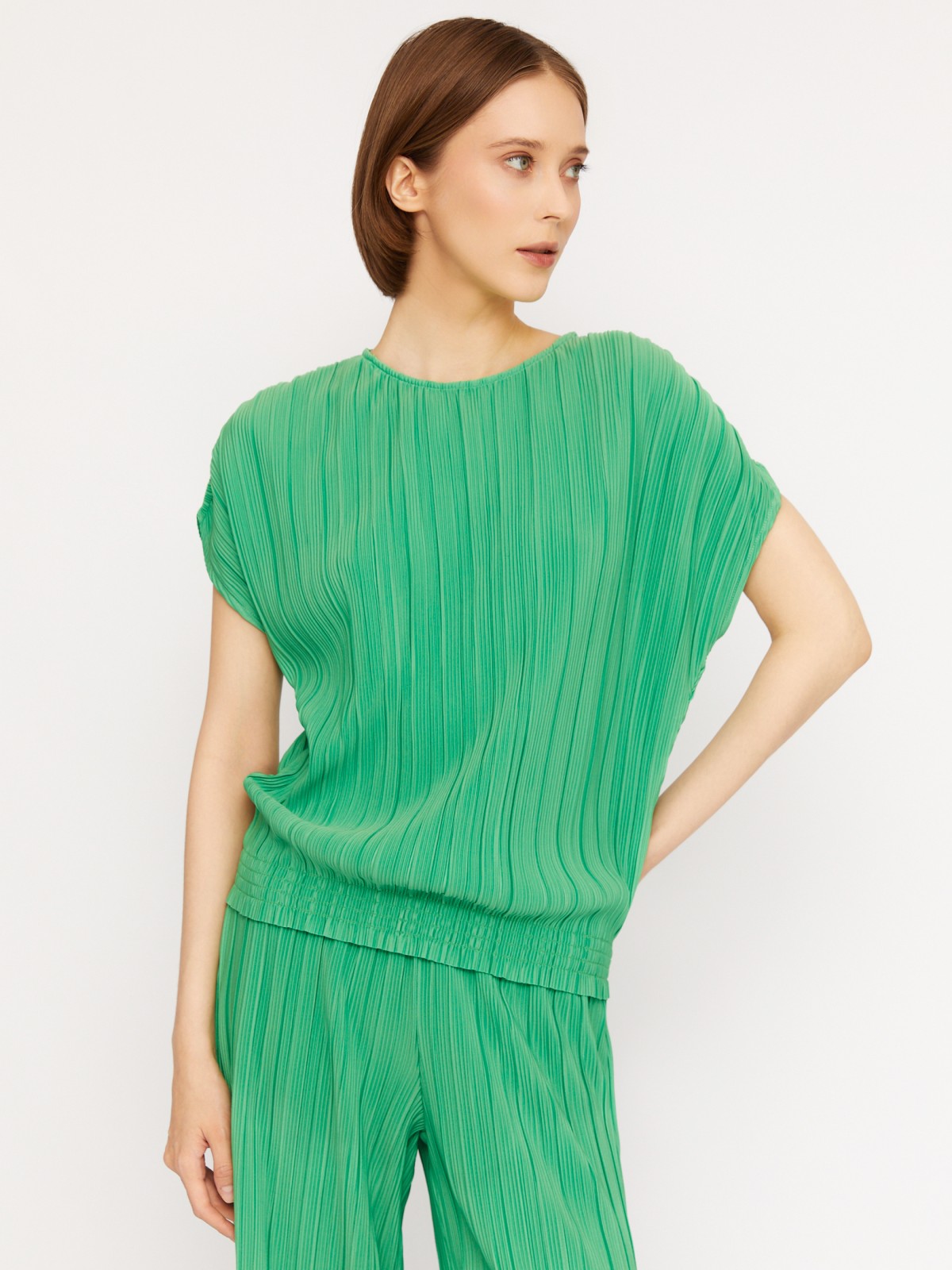 Блузка-футболка из фактурной ткани на резинке