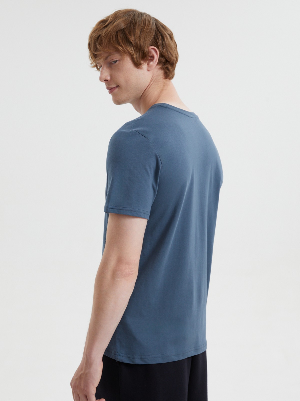 Однотонная базовая футболка из хлопка