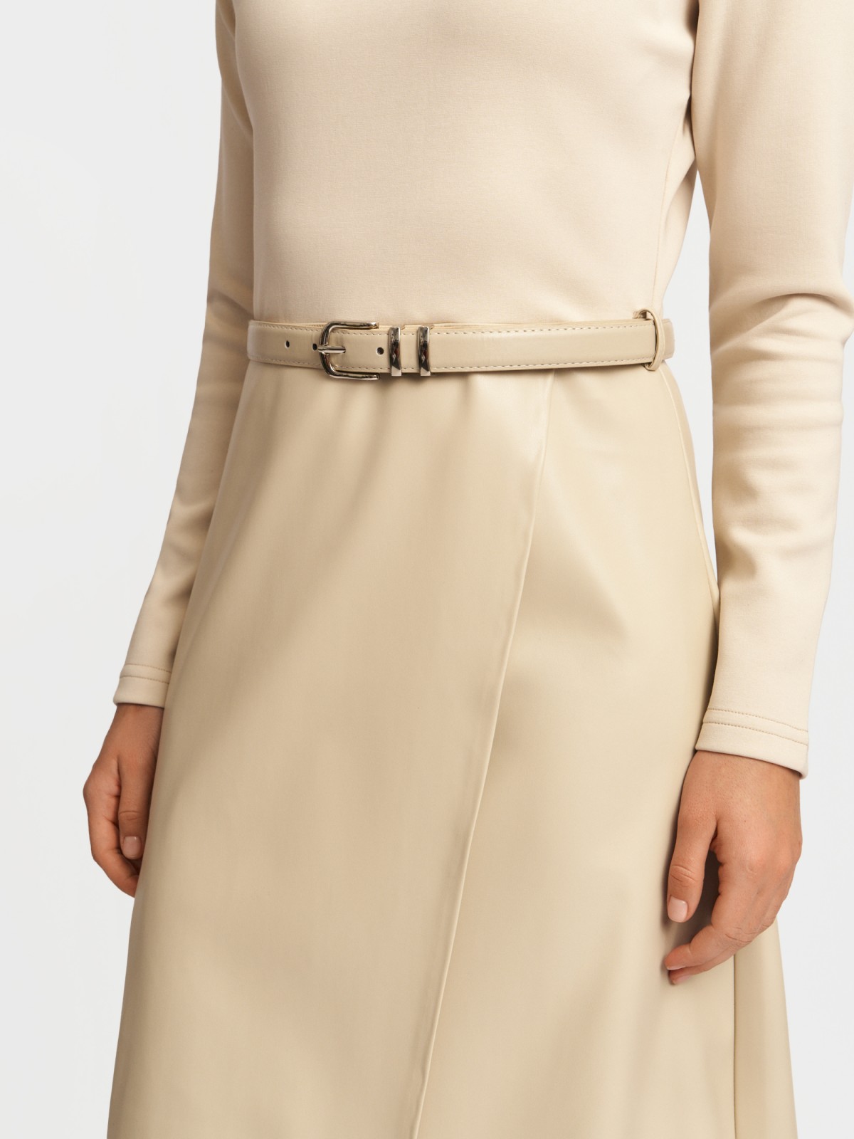 Комбинированное платье миди с запахом и поясом