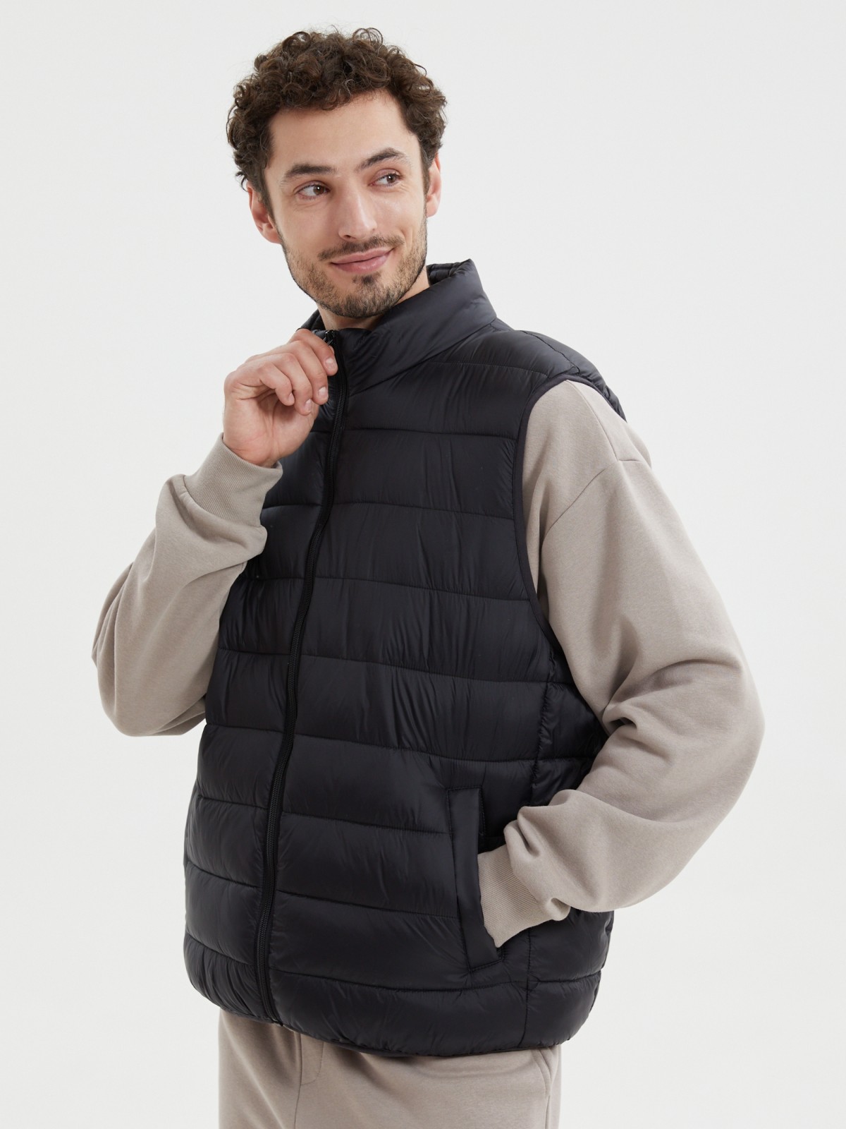 Утеплённый стёганый жилет на молнии