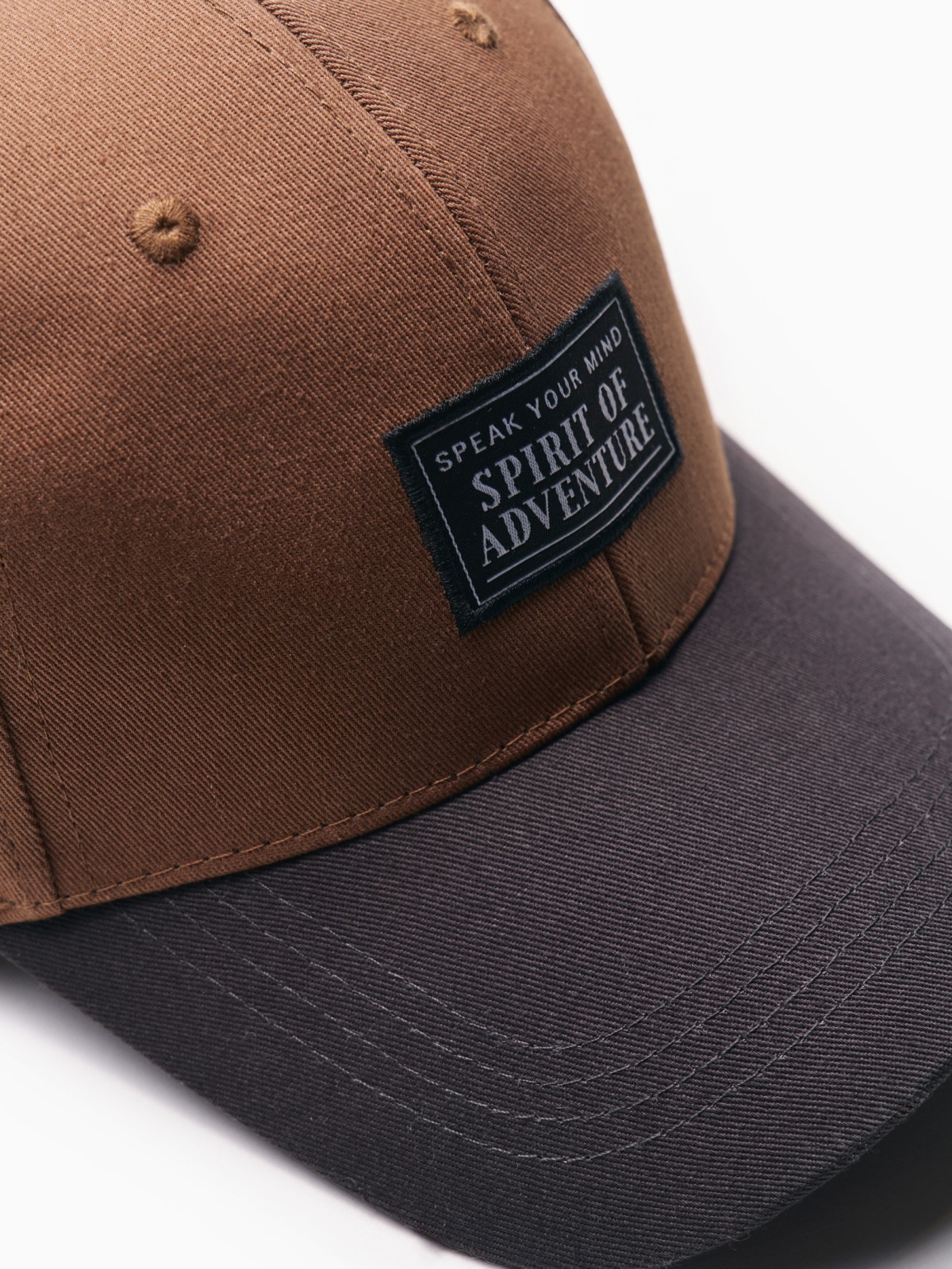 Бейсболка из хлопка с козырьком