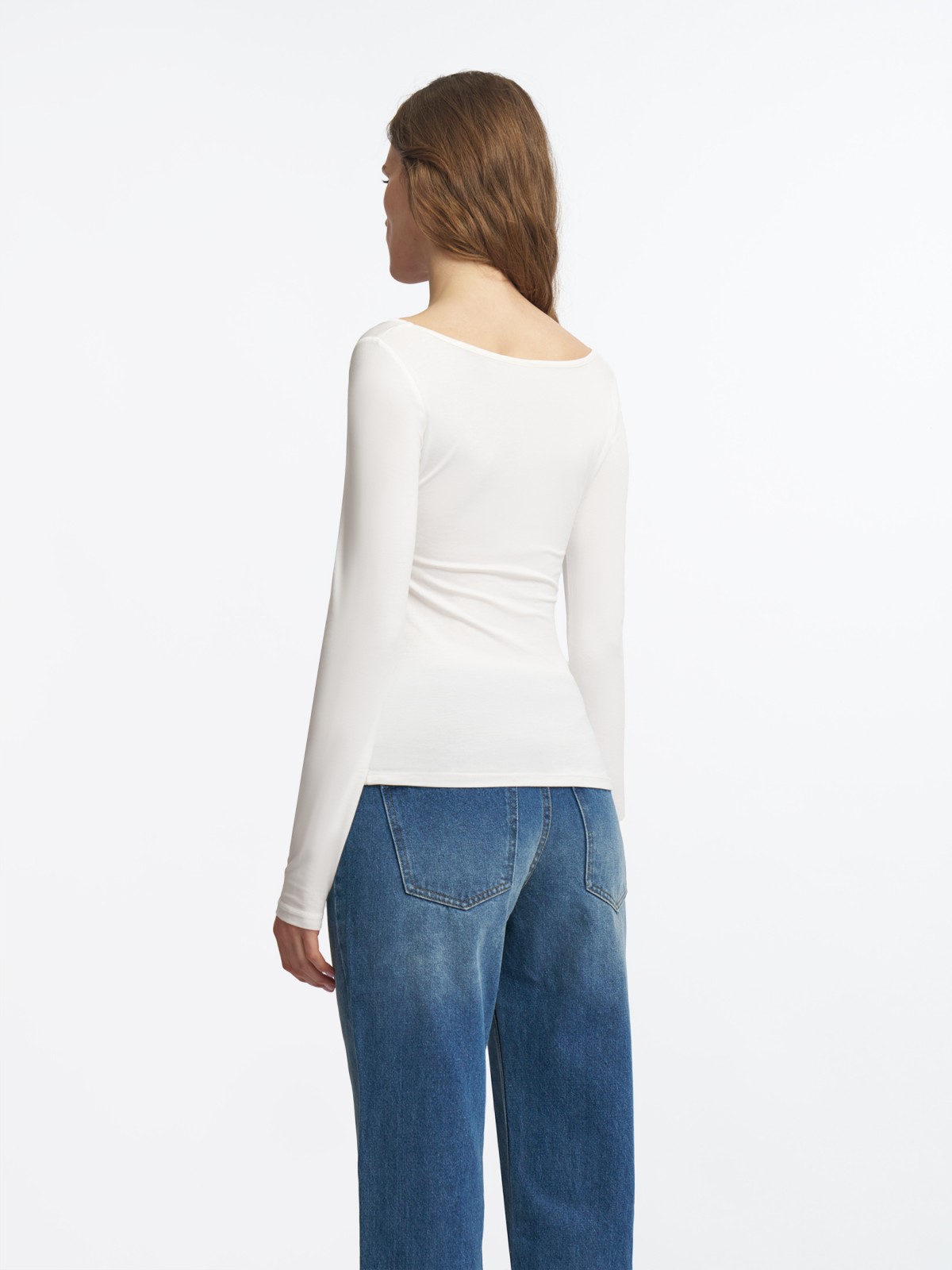 Короткий лонгслив из вискозы с вырезом