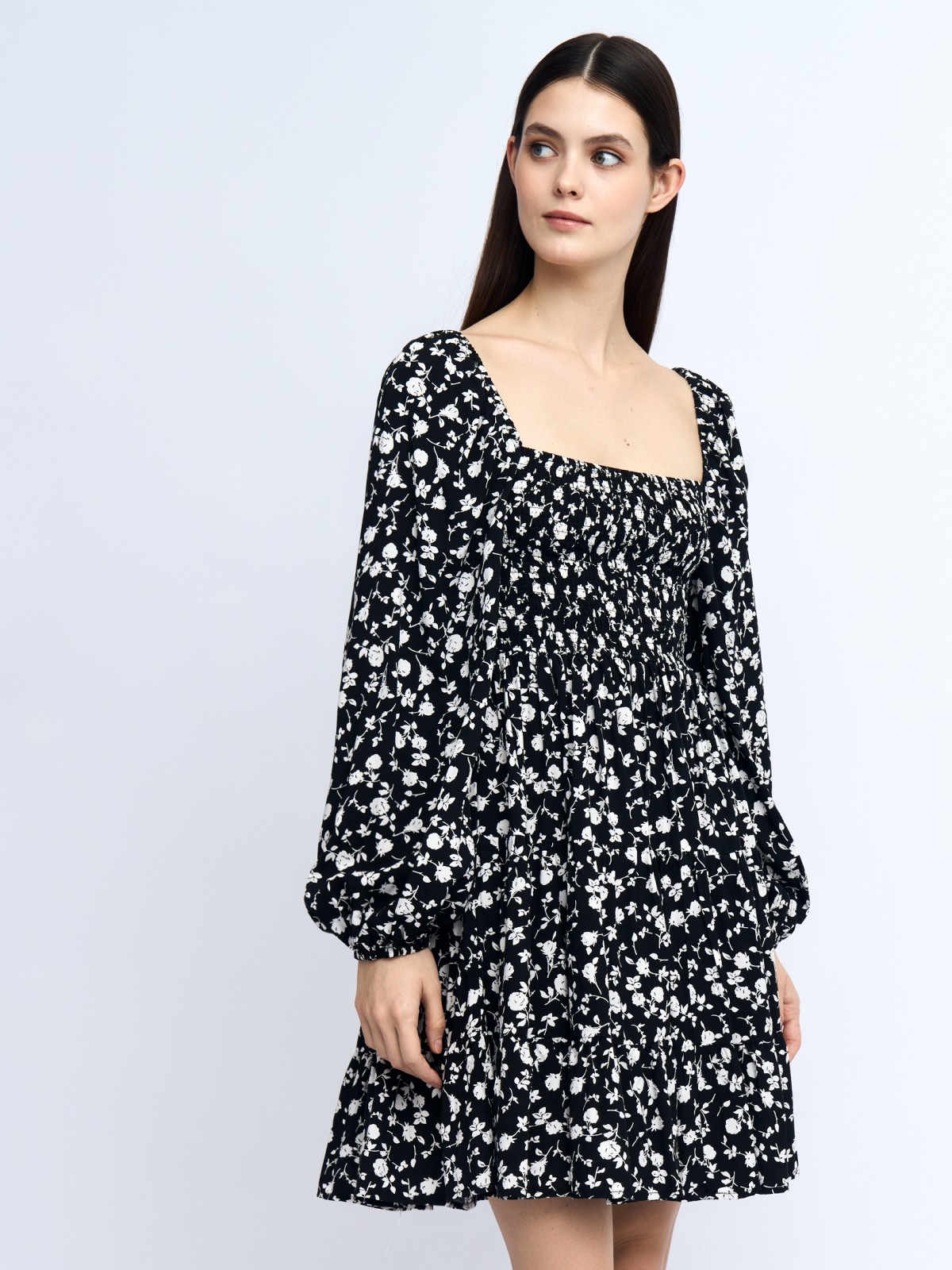 Ярусное платье мини на резинке с вырезом