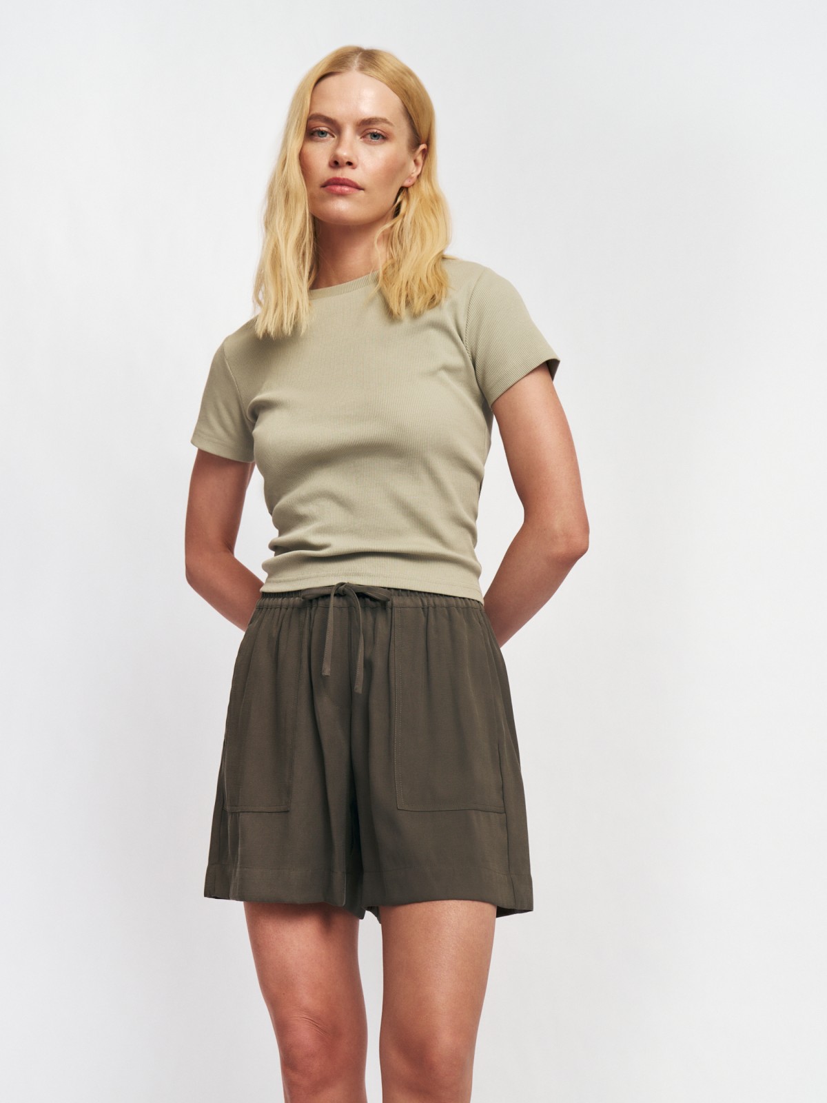 Короткие шорты на резинке с кулиской