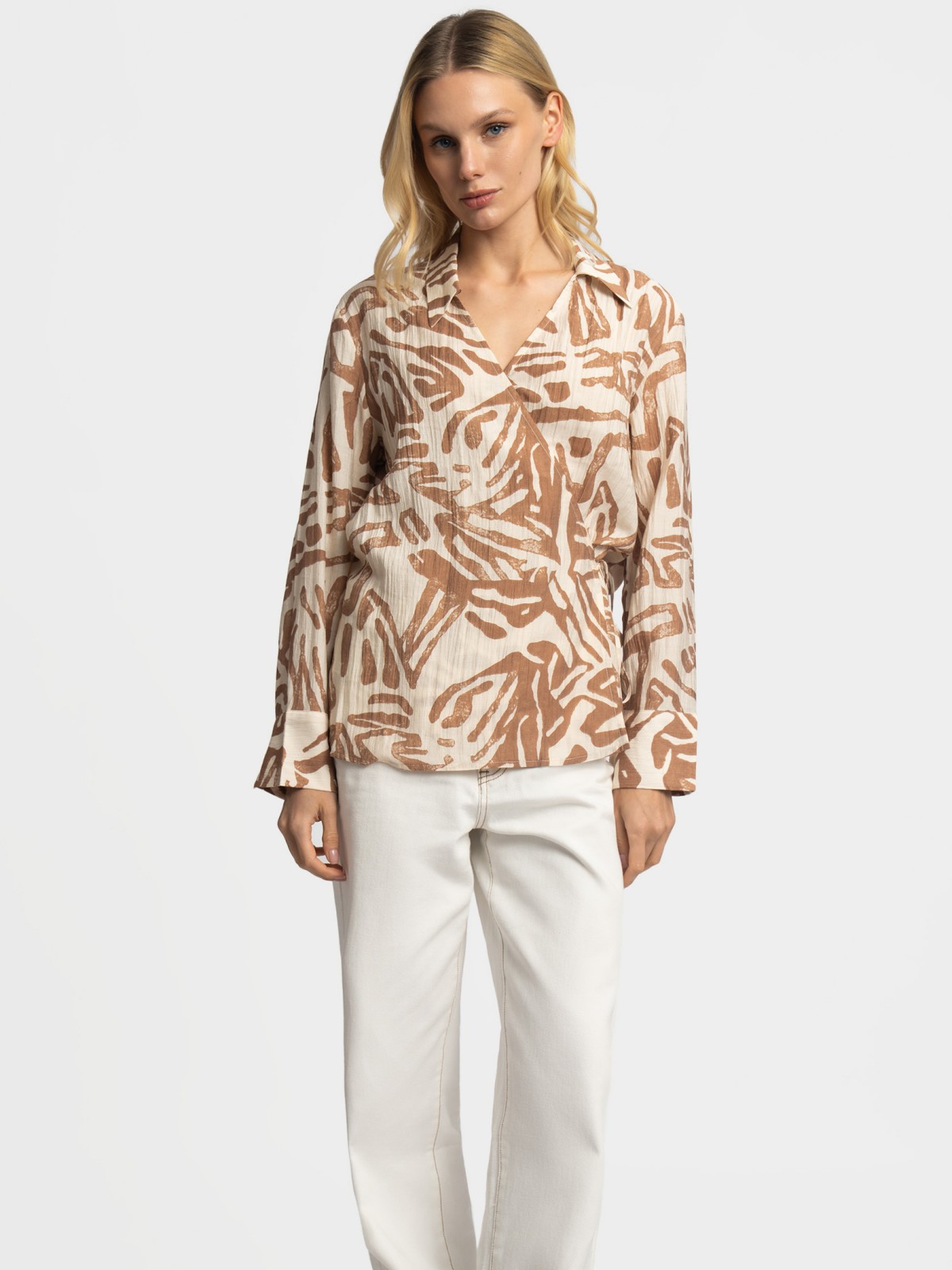 Приталенная блузка на запах с длинным рукавом