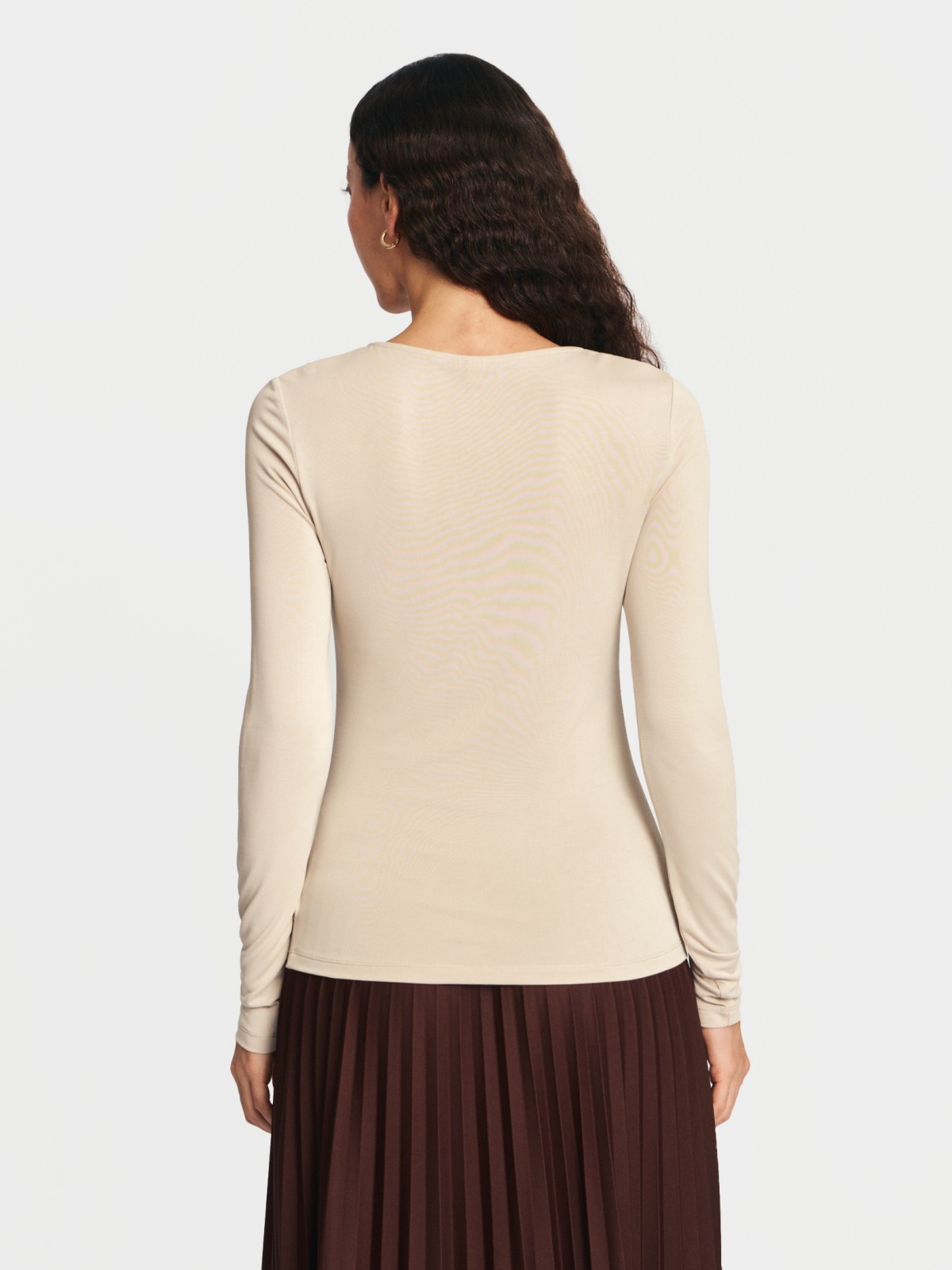 Лонгслив с акцентным вырезом