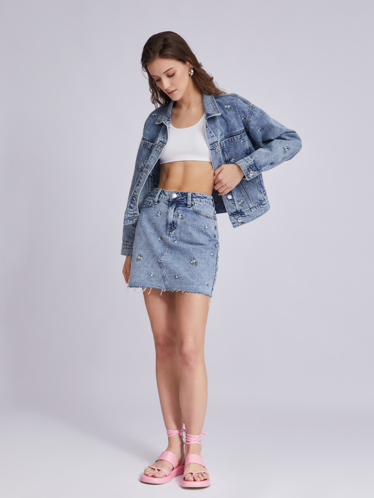 Джинсовая мини юбка с вышивкой