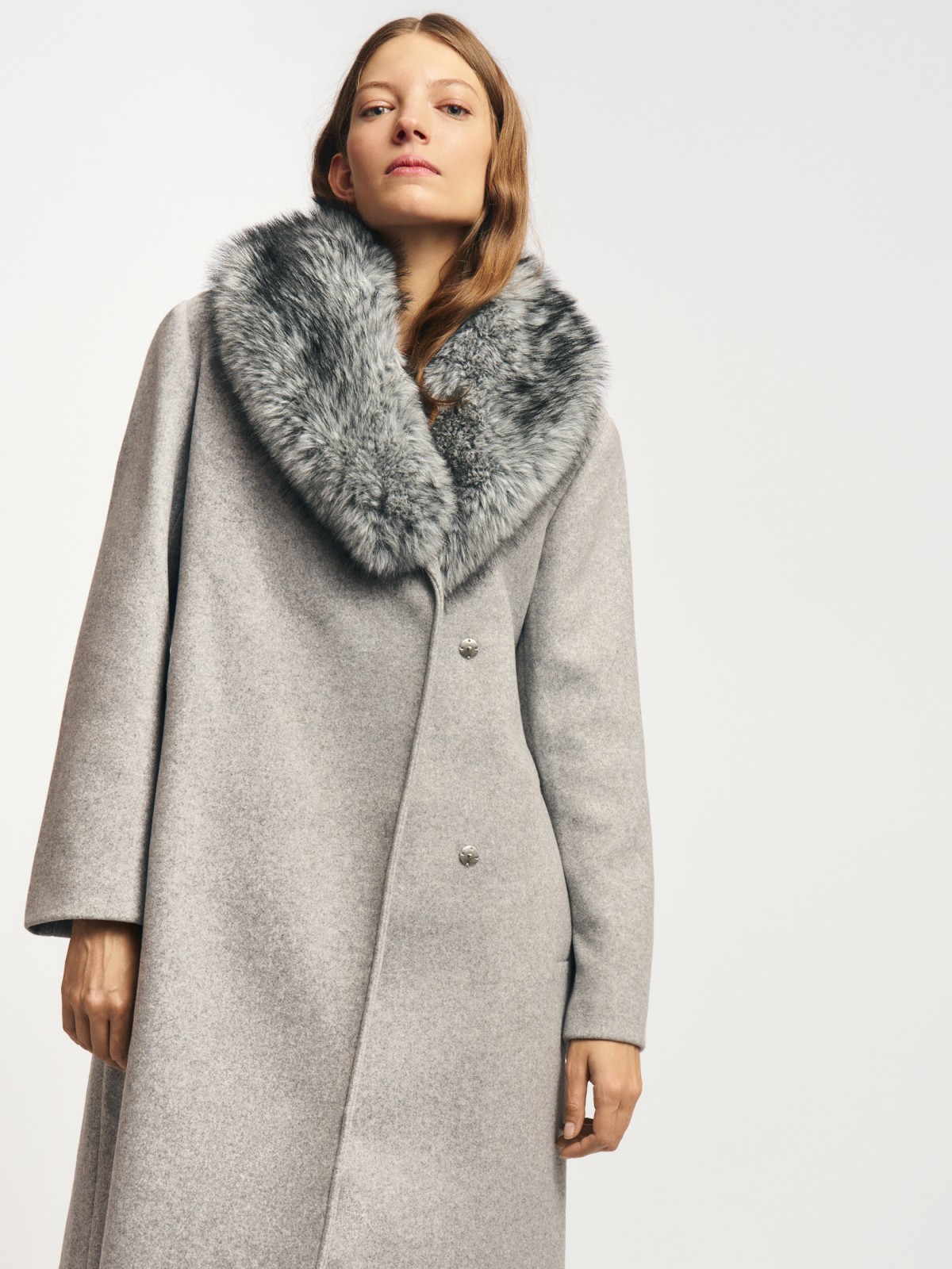 Пальто с меховым воротником и поясом