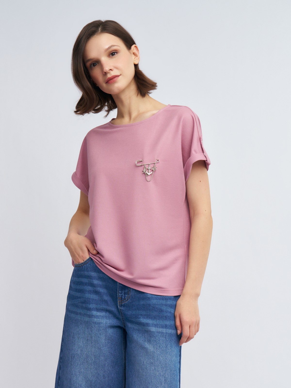 Блузка-футболка с коротким рукавом и брошью