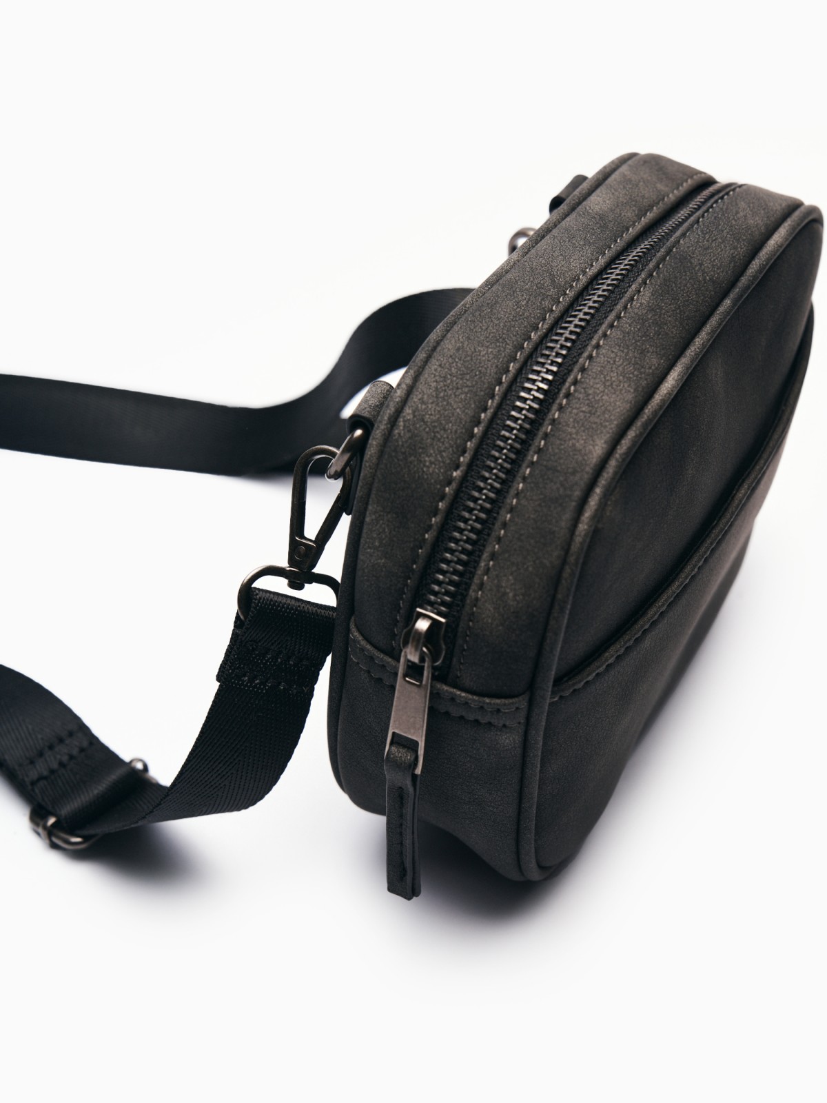 Сумка кросс-боди на ремешке через плечо