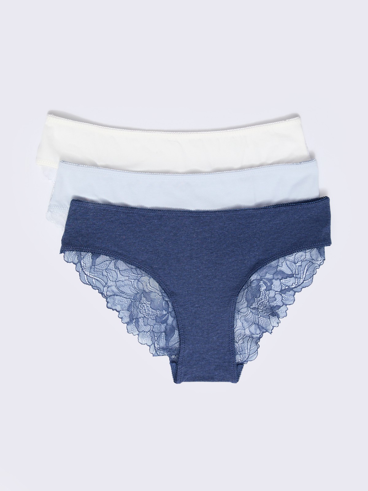 Набор трусов с кружевом 3 шт в комплекте 1199₽