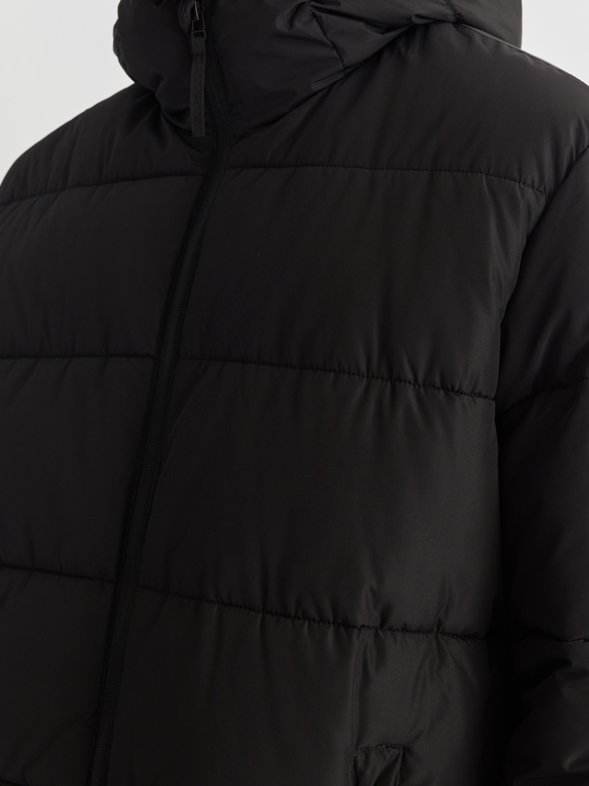 Тёплая стёганая куртка удлинённого силуэта с капюшоном zolla 01342522J064, цвет черный, размер M - фото 6