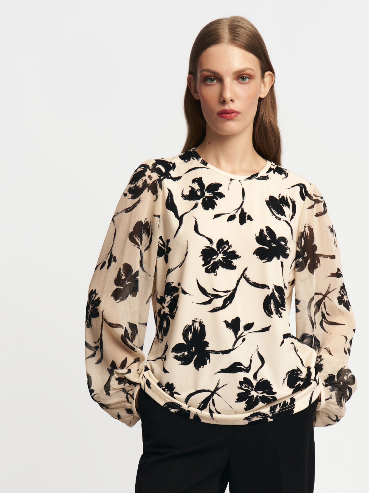 Блузка с принтом и акцентом на рукавах