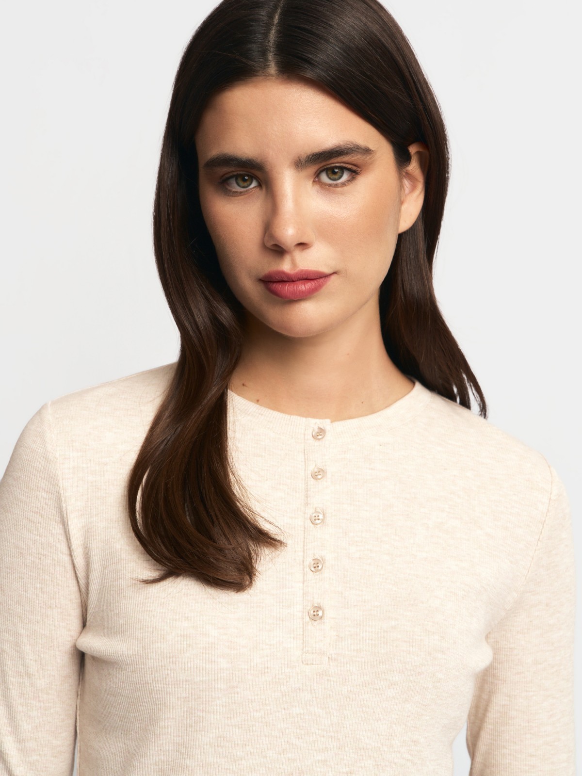 Трикотажный лонгслив хенли на пуговицах