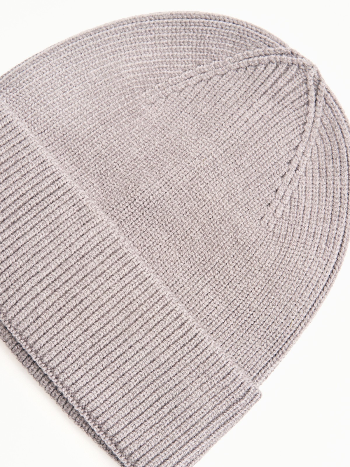 Вязаная шапка-бини с отворотом