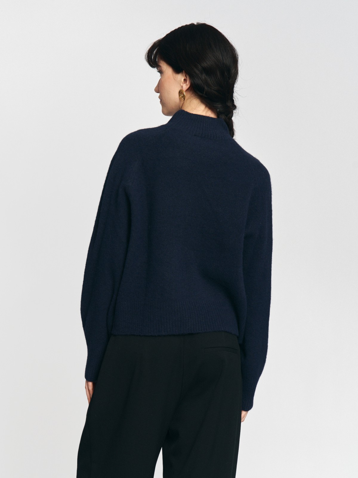 Вязаный свитер с воротником-стойкой