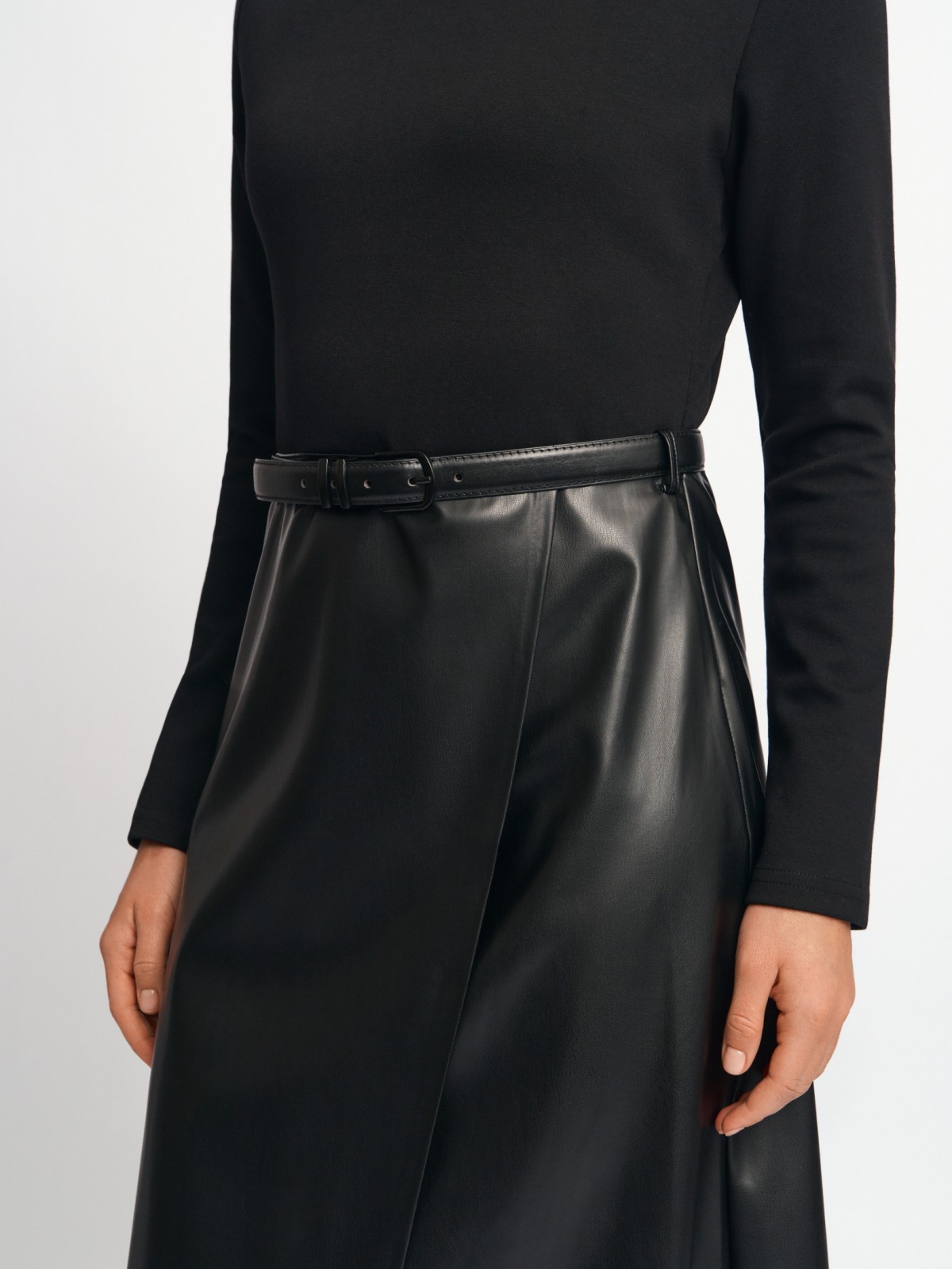 Комбинированное платье миди с запахом и поясом