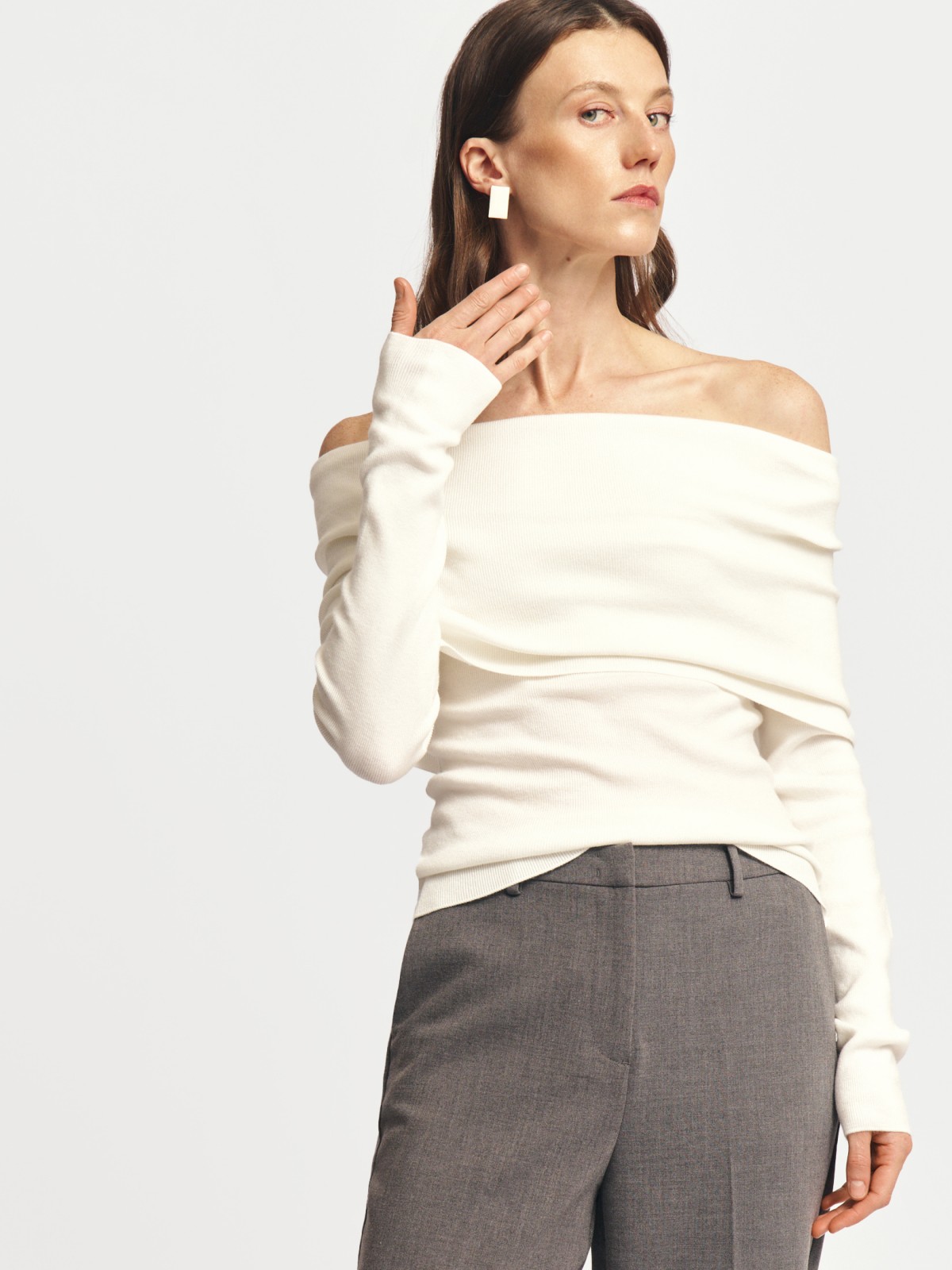 Трикотажный джемпер с открытыми плечами