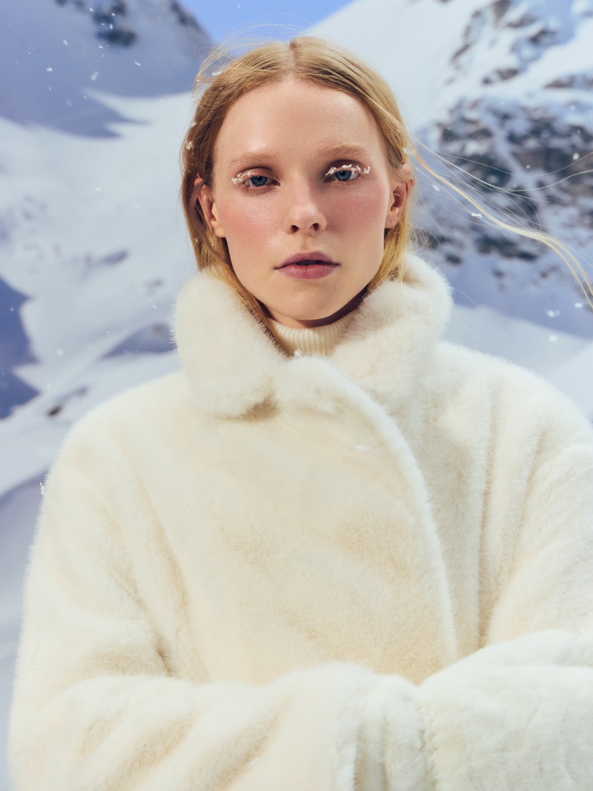 Длинное пальто-шуба из экомеха с поясом