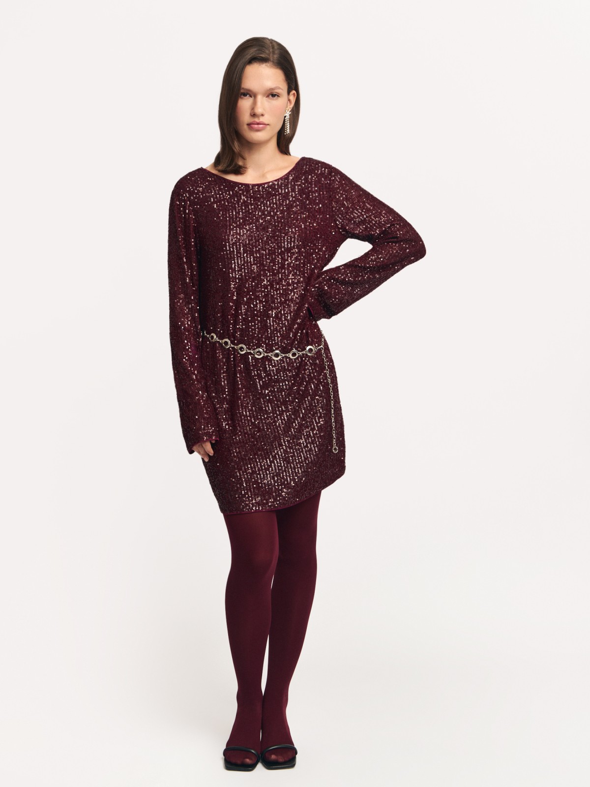 Платье мини с пайетками и вырезом на спине