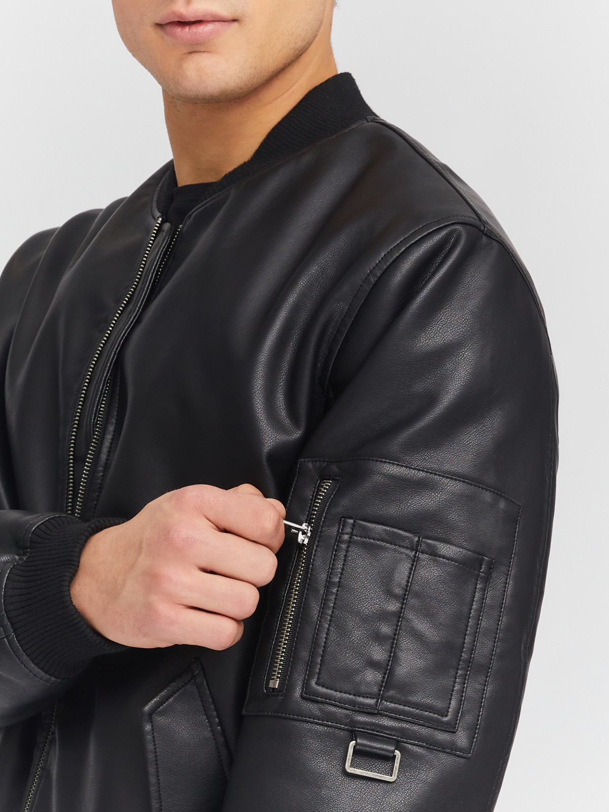 Утеплённая куртка-бомбер из экокожи на синтепоне zolla 014135150134, цвет черный, размер M - фото 6