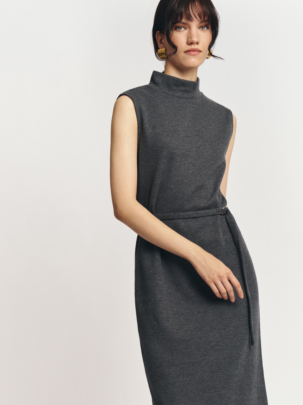 Трикотажное платье миди без рукавов с поясом