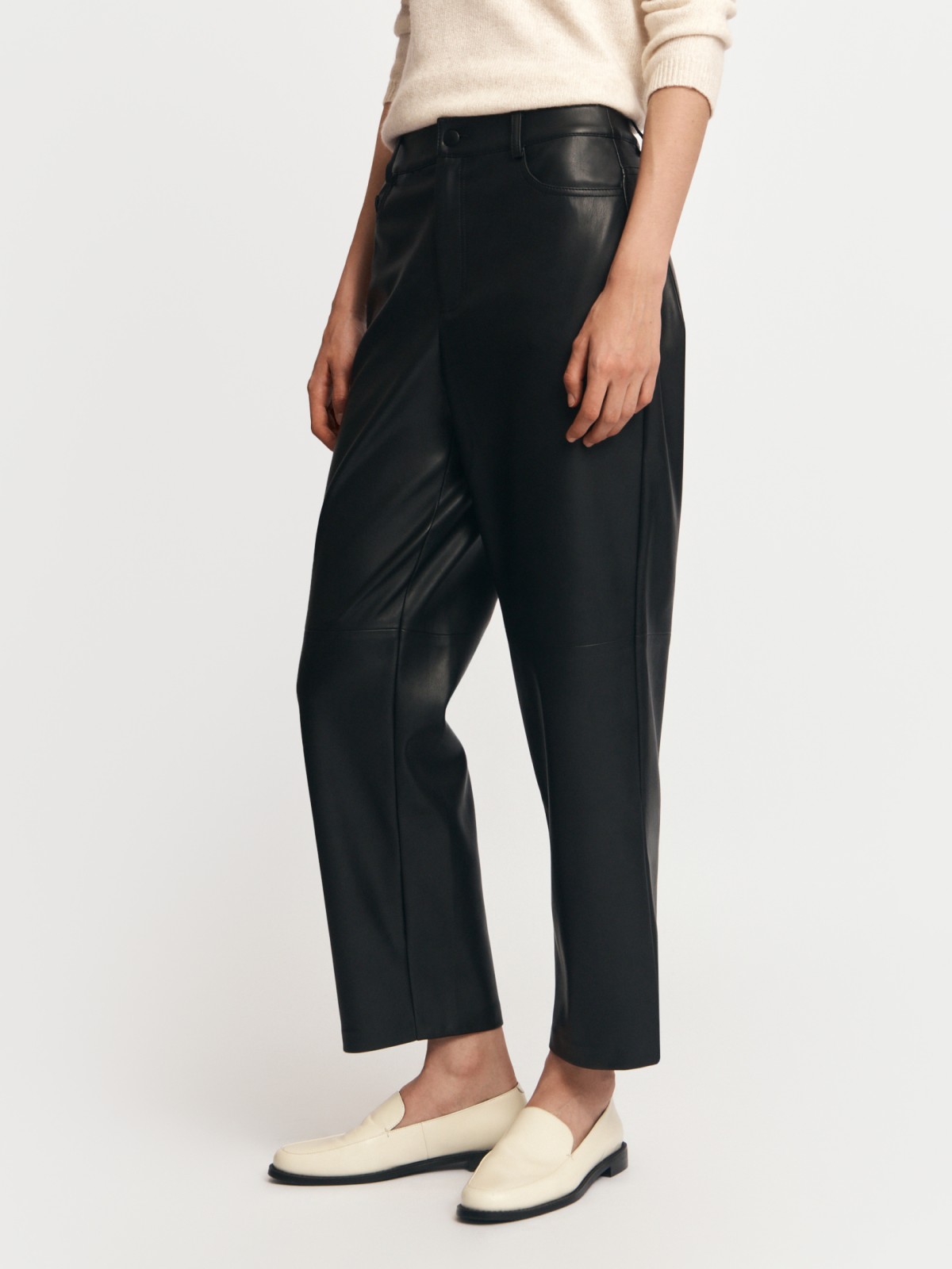 Зауженные брюки из экокожи