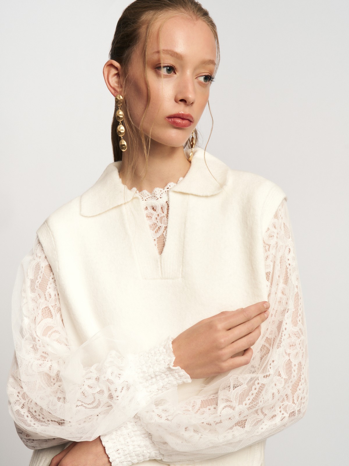 Вязаный трикотажный жилет с воротником